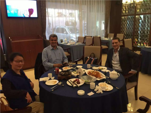 工具柜廠家天金岡技術總經理周艷玲女士與國外客戶合影