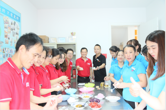 工具柜廠家天金岡與穩汀伙伴制作月餅